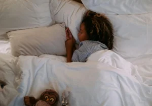 Sensação de cair ao dormir tem explicação – e vai te surpreender!